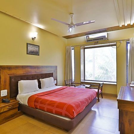 Palette - Hotel Ocean Inn Daman Bagian luar foto