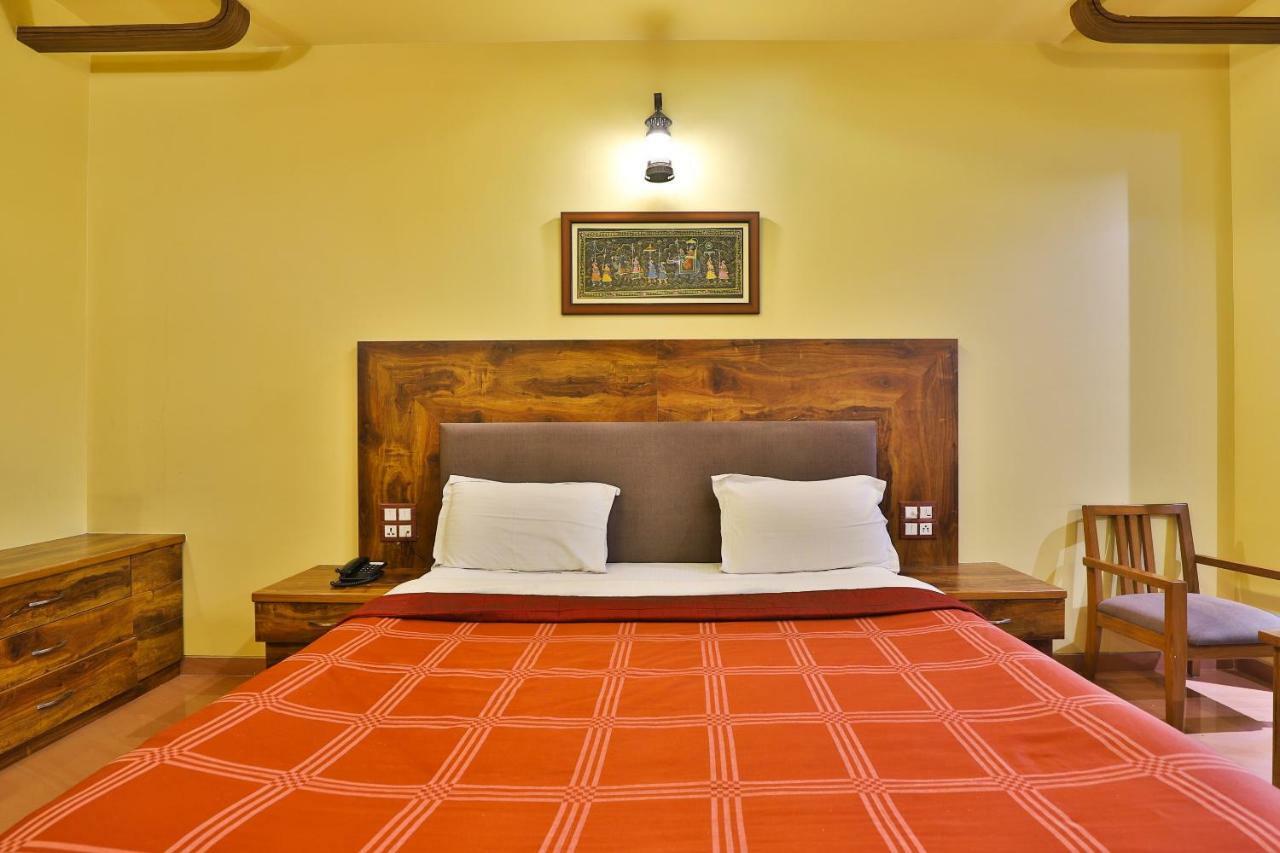 Palette - Hotel Ocean Inn Daman Bagian luar foto