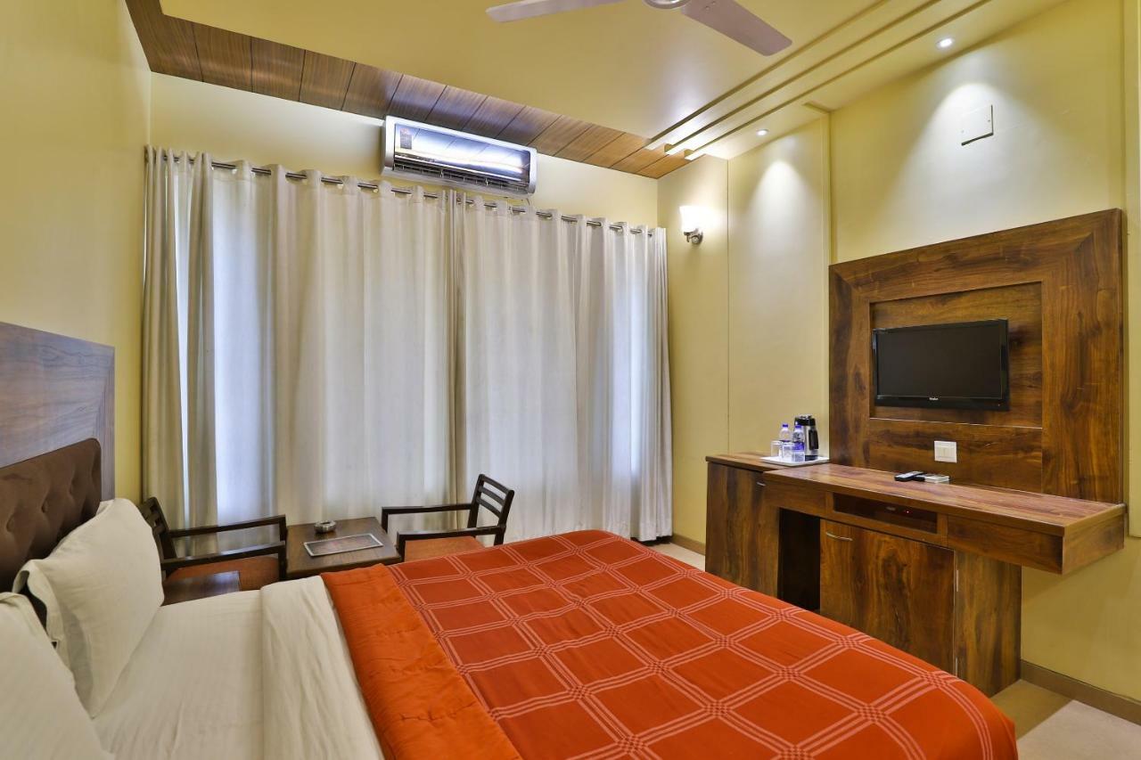 Palette - Hotel Ocean Inn Daman Bagian luar foto
