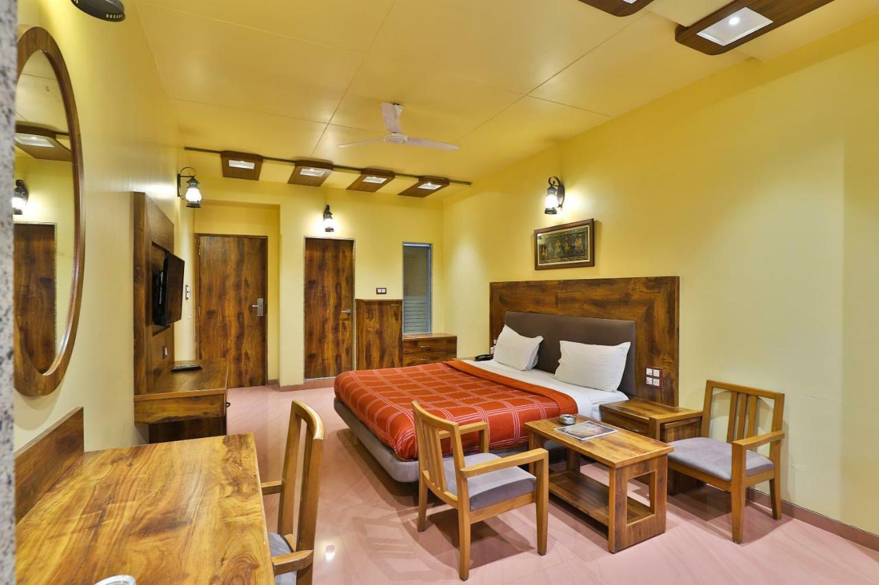 Palette - Hotel Ocean Inn Daman Bagian luar foto