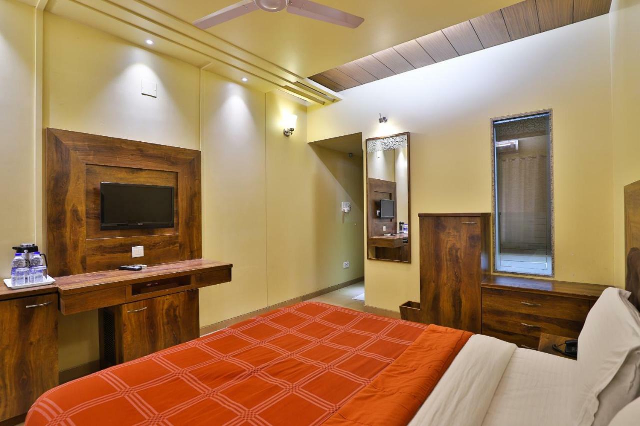 Palette - Hotel Ocean Inn Daman Bagian luar foto
