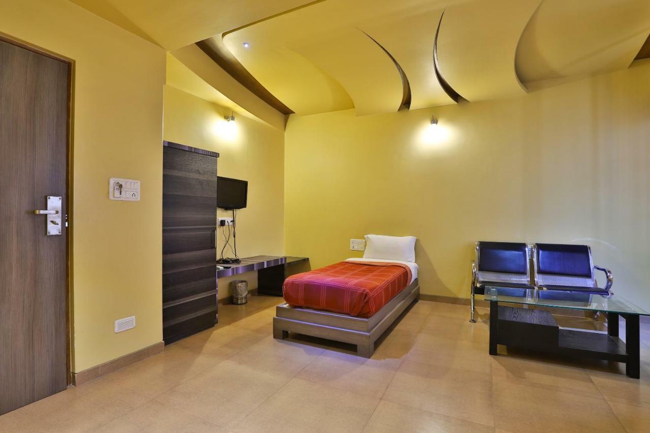 Palette - Hotel Ocean Inn Daman Bagian luar foto