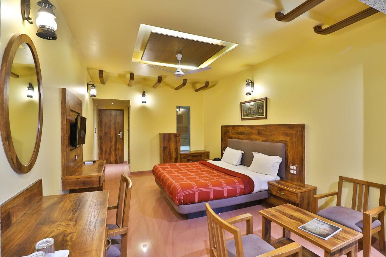 Palette - Hotel Ocean Inn Daman Bagian luar foto