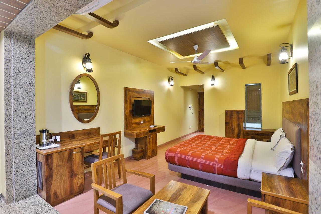 Palette - Hotel Ocean Inn Daman Bagian luar foto