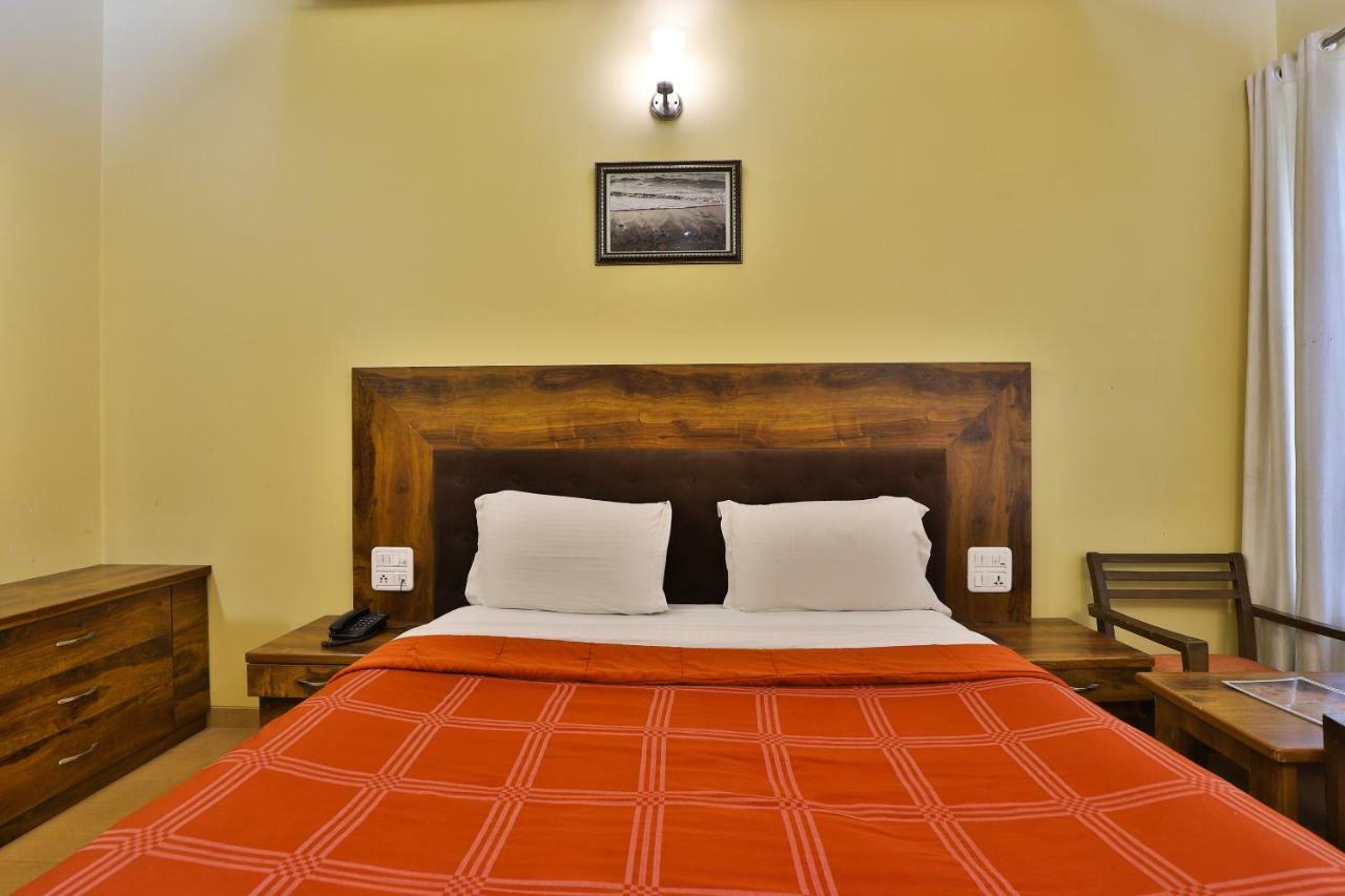 Palette - Hotel Ocean Inn Daman Bagian luar foto