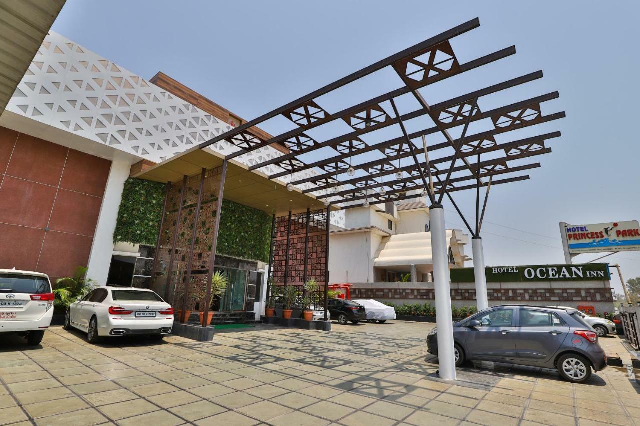 Palette - Hotel Ocean Inn Daman Bagian luar foto