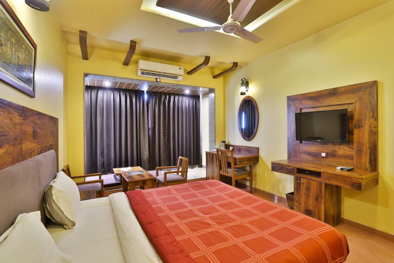 Palette - Hotel Ocean Inn Daman Bagian luar foto