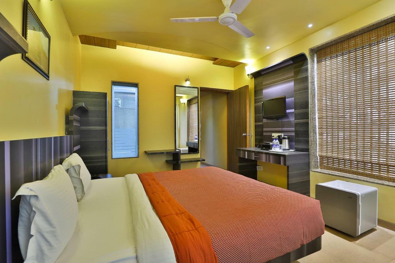 Palette - Hotel Ocean Inn Daman Bagian luar foto