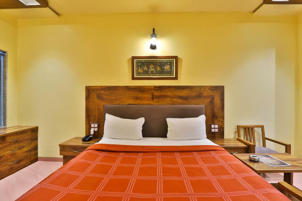 Palette - Hotel Ocean Inn Daman Bagian luar foto