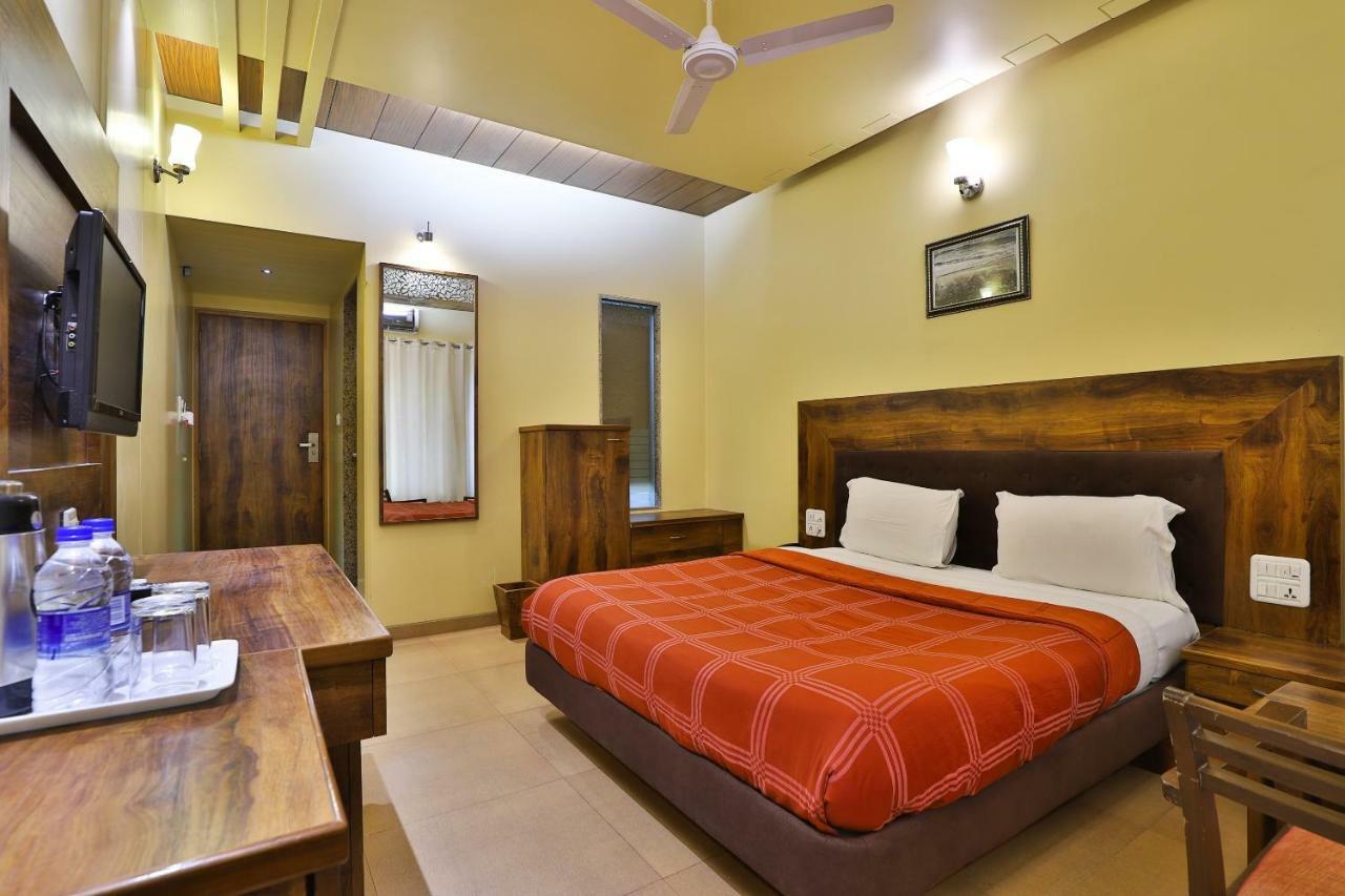 Palette - Hotel Ocean Inn Daman Bagian luar foto