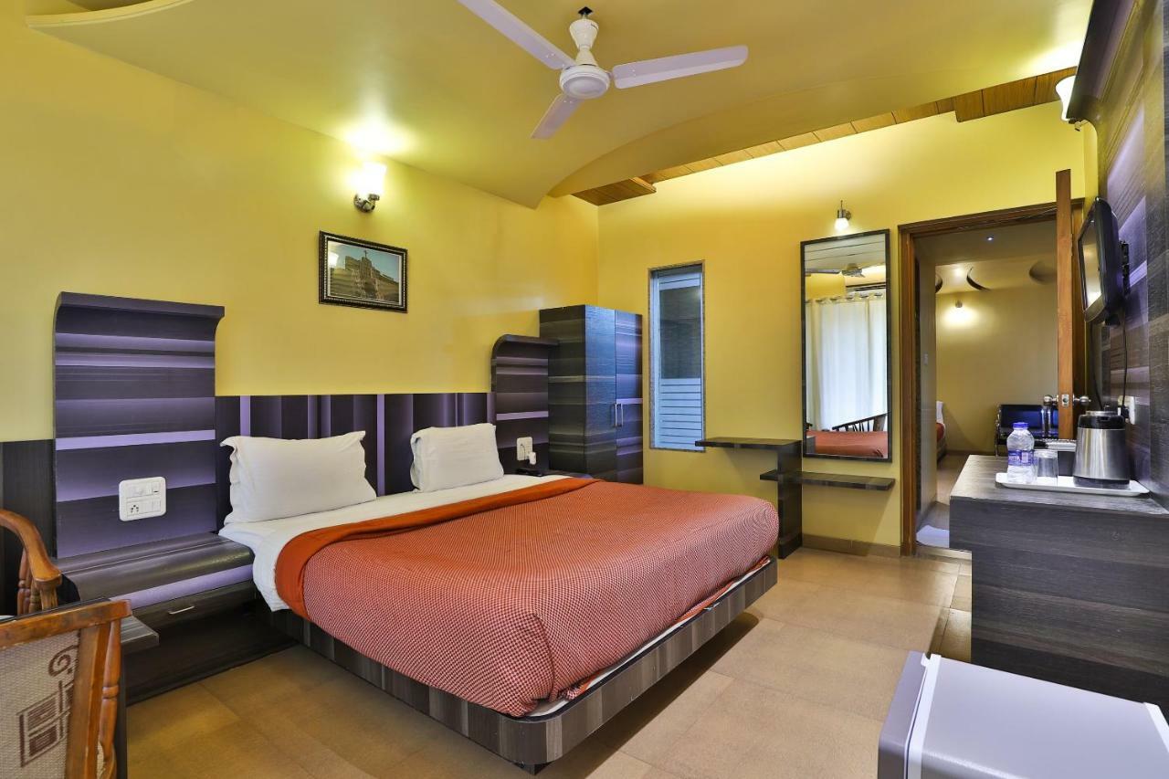 Palette - Hotel Ocean Inn Daman Bagian luar foto