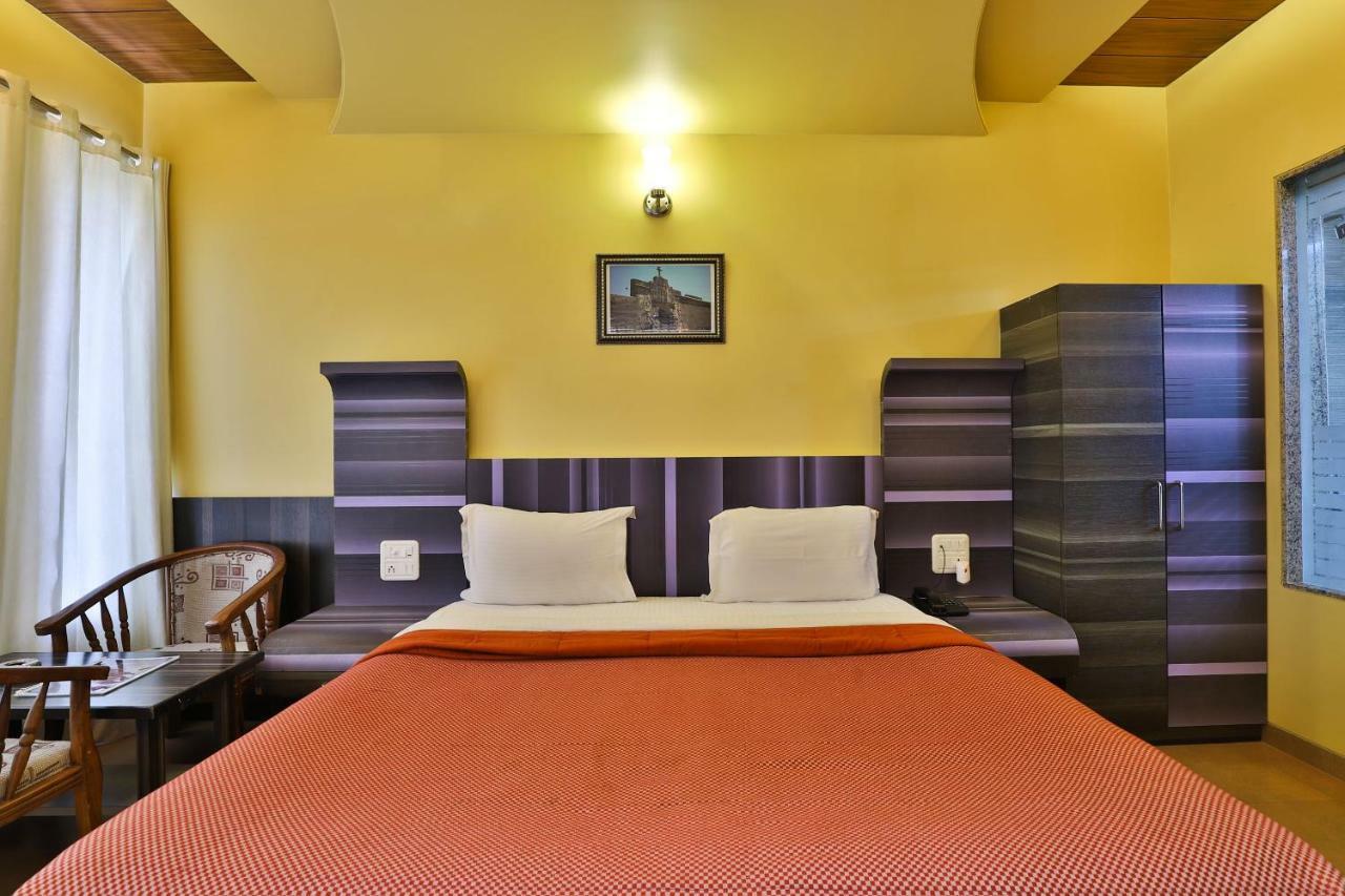 Palette - Hotel Ocean Inn Daman Bagian luar foto