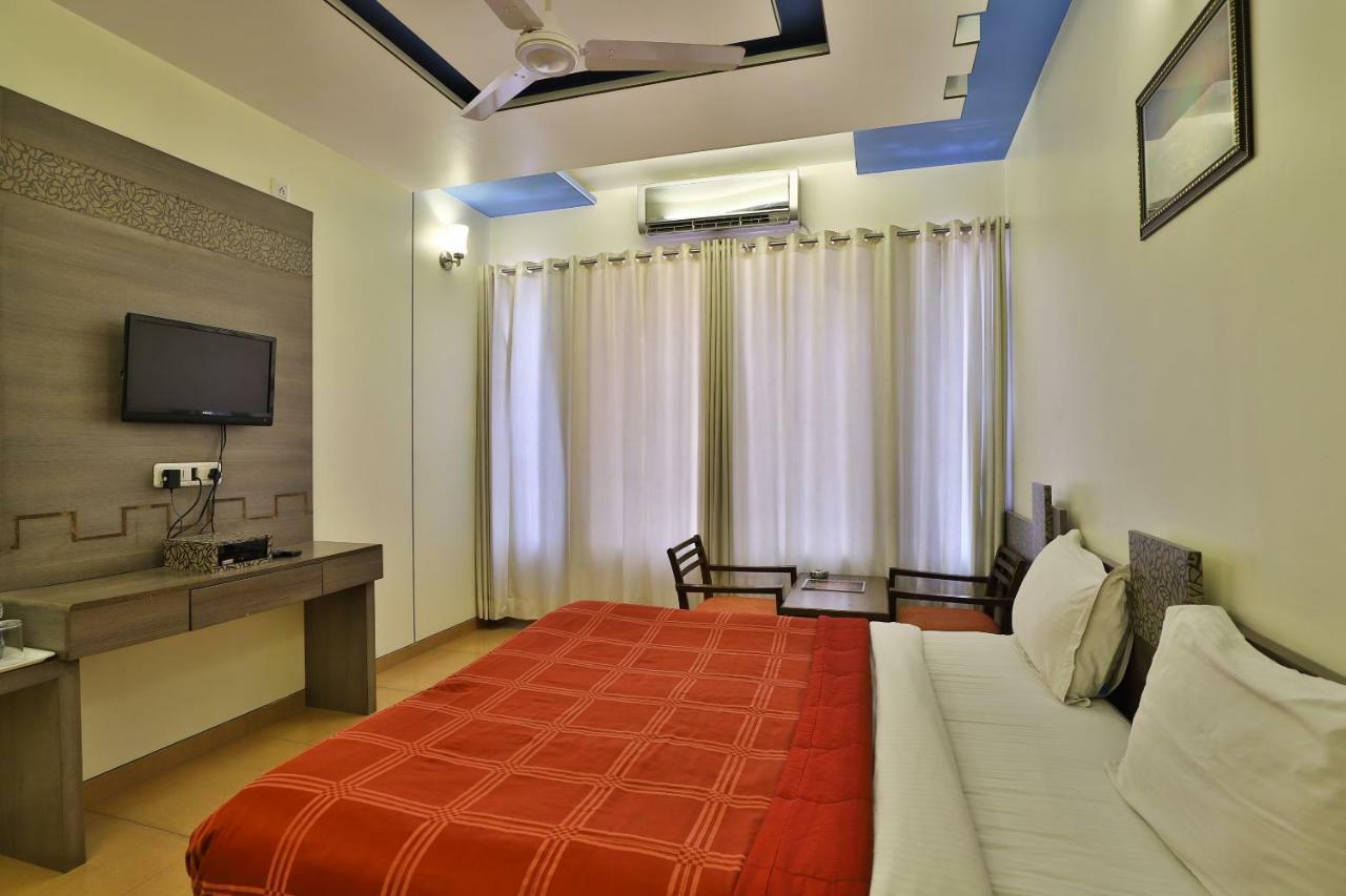Palette - Hotel Ocean Inn Daman Bagian luar foto