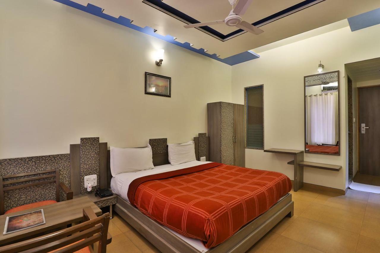 Palette - Hotel Ocean Inn Daman Bagian luar foto