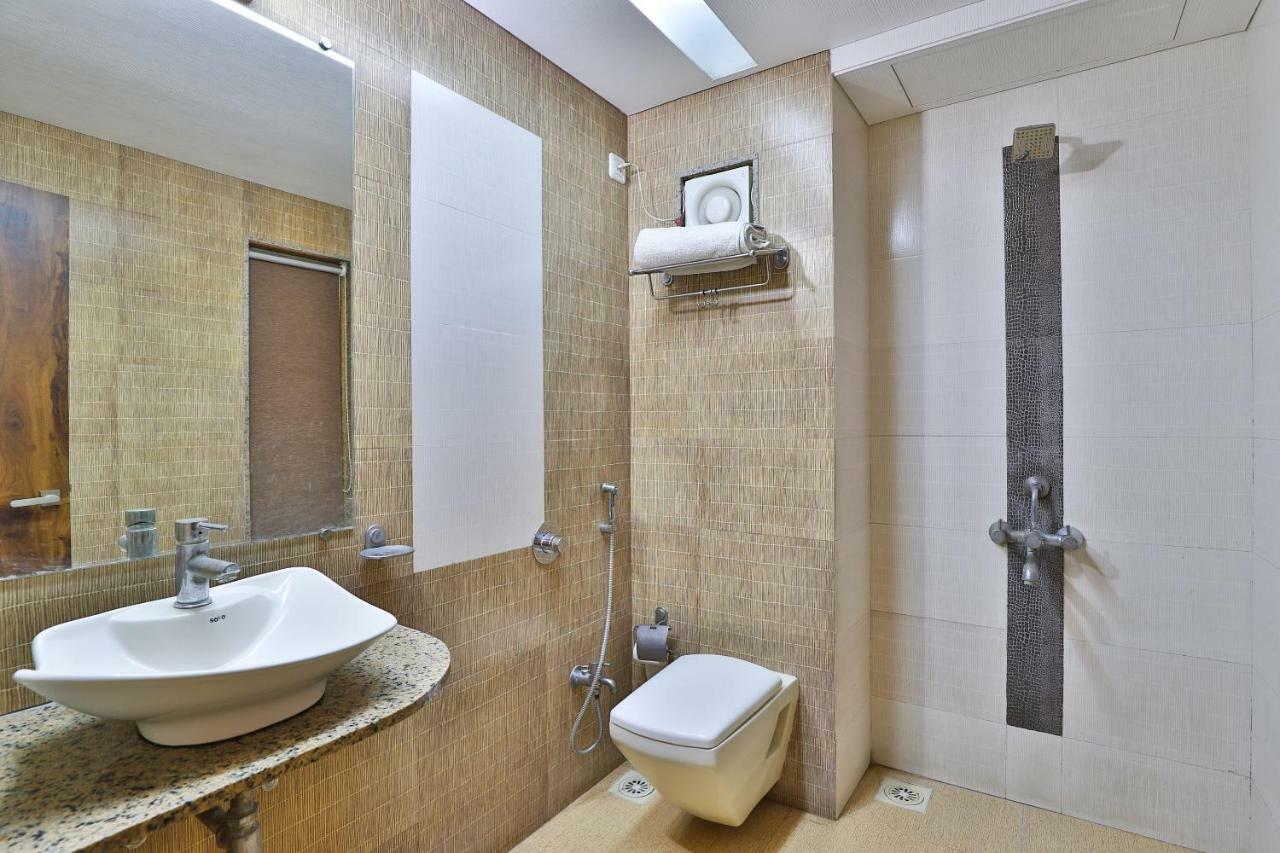 Palette - Hotel Ocean Inn Daman Bagian luar foto