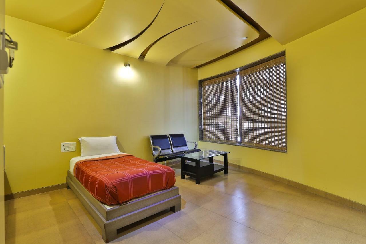 Palette - Hotel Ocean Inn Daman Bagian luar foto