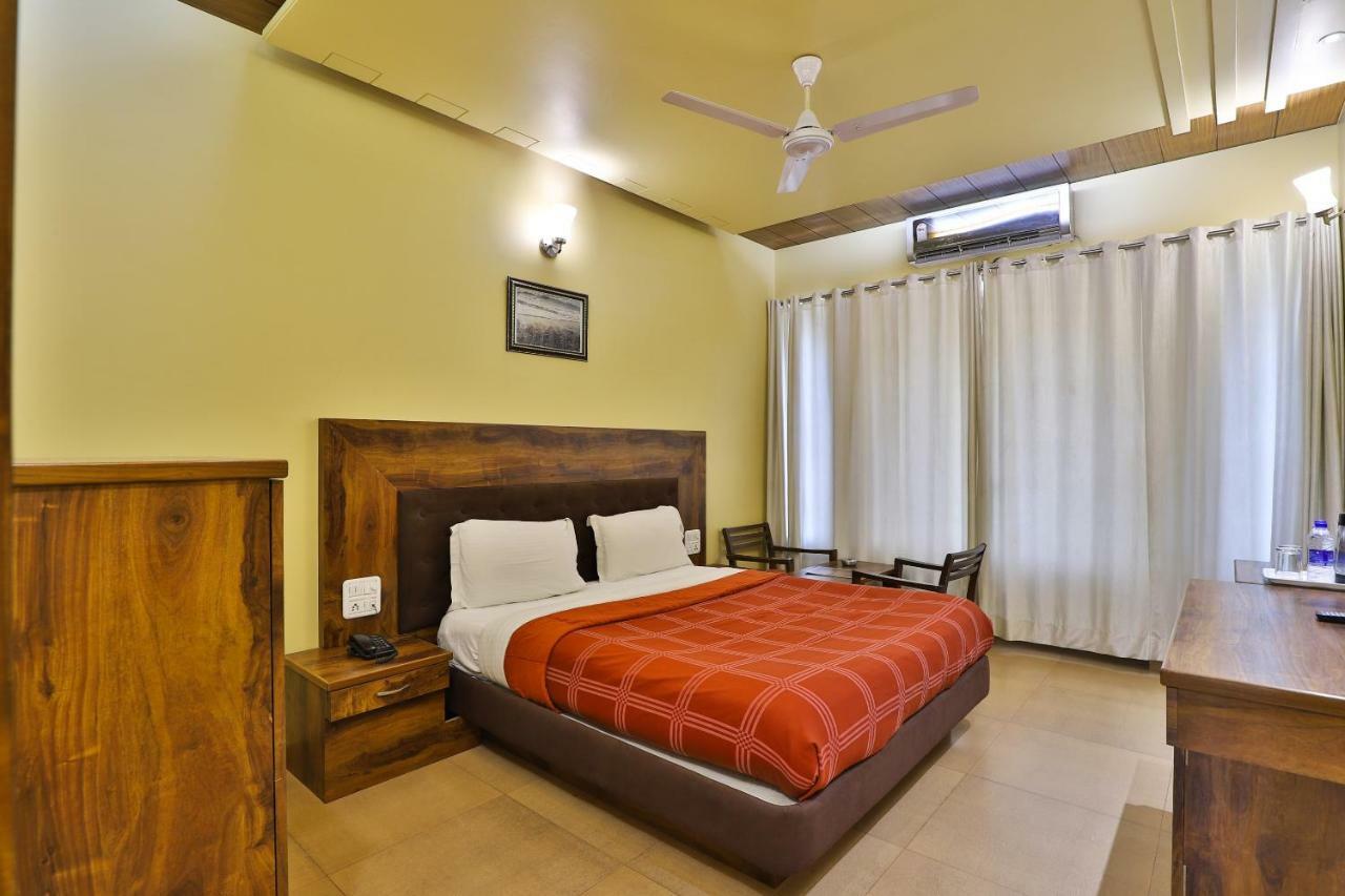 Palette - Hotel Ocean Inn Daman Bagian luar foto