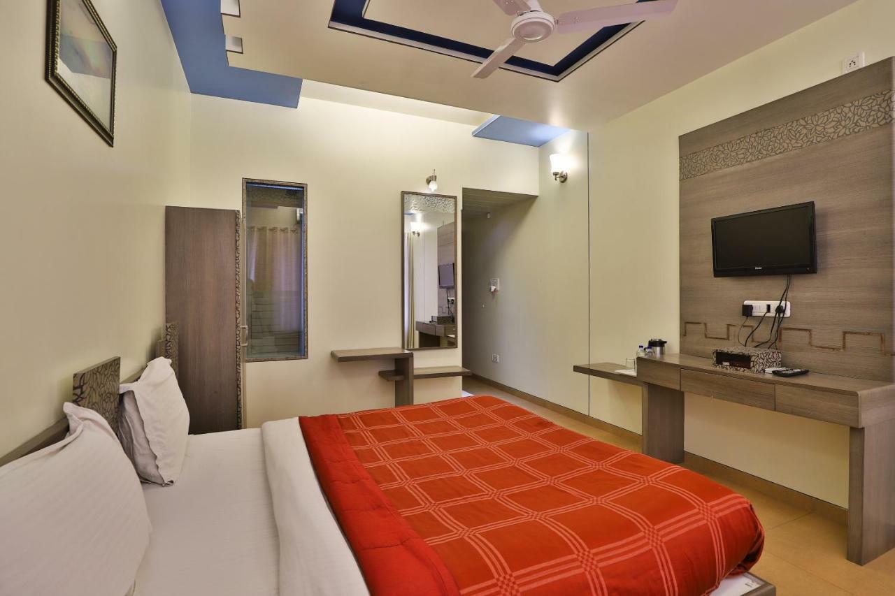 Palette - Hotel Ocean Inn Daman Bagian luar foto