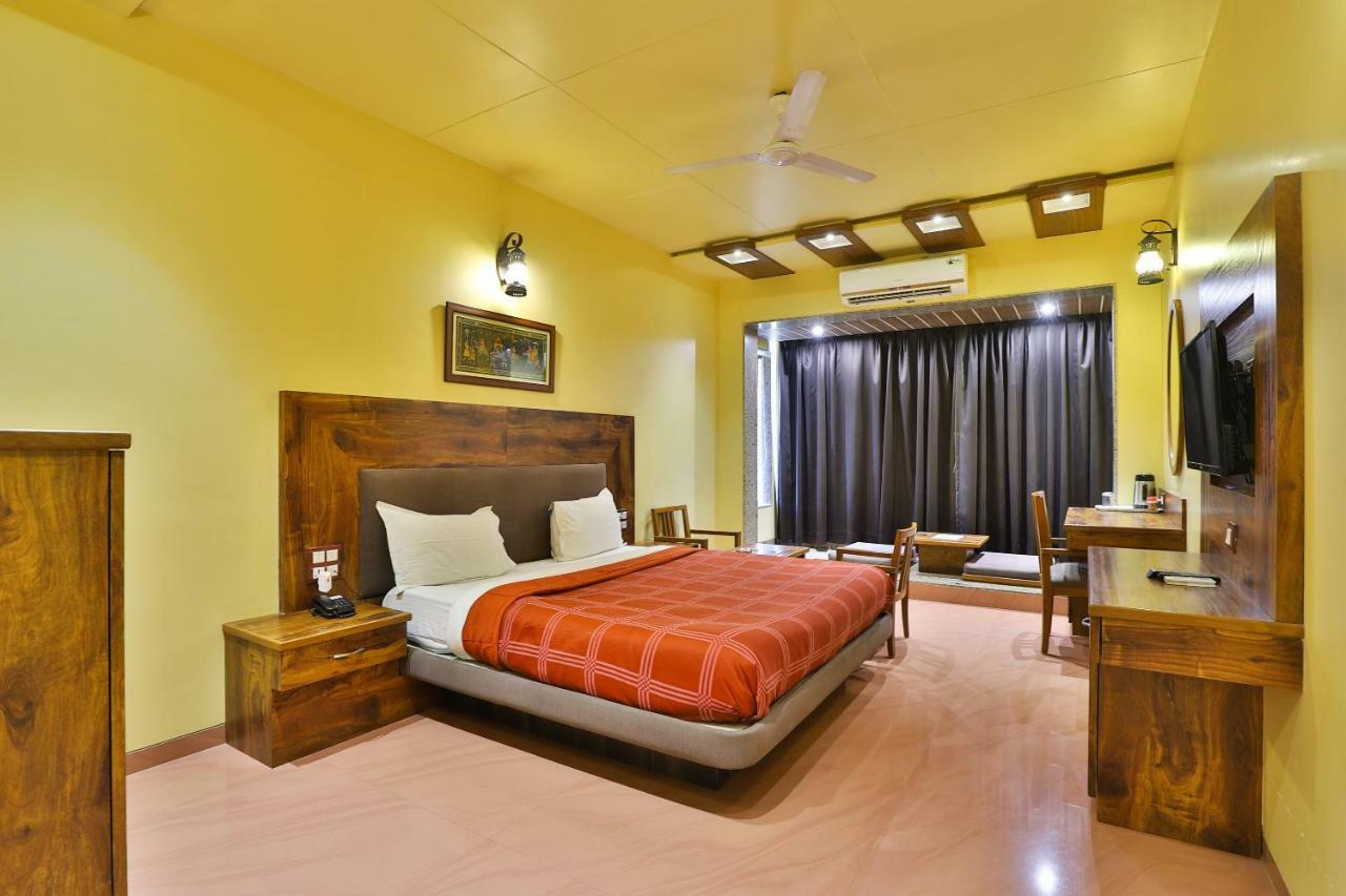 Palette - Hotel Ocean Inn Daman Bagian luar foto