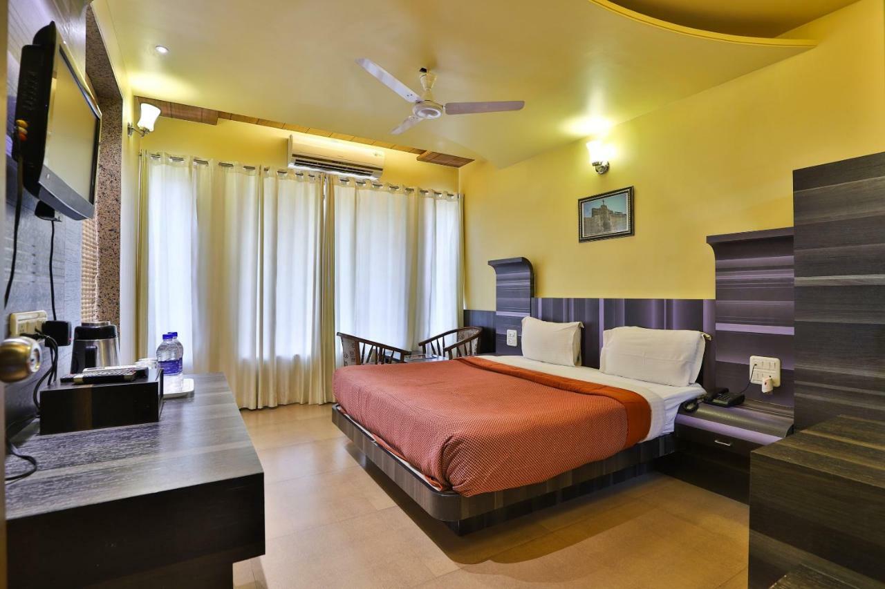 Palette - Hotel Ocean Inn Daman Bagian luar foto
