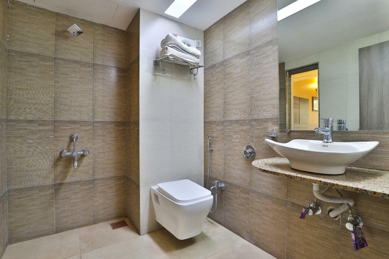Palette - Hotel Ocean Inn Daman Bagian luar foto