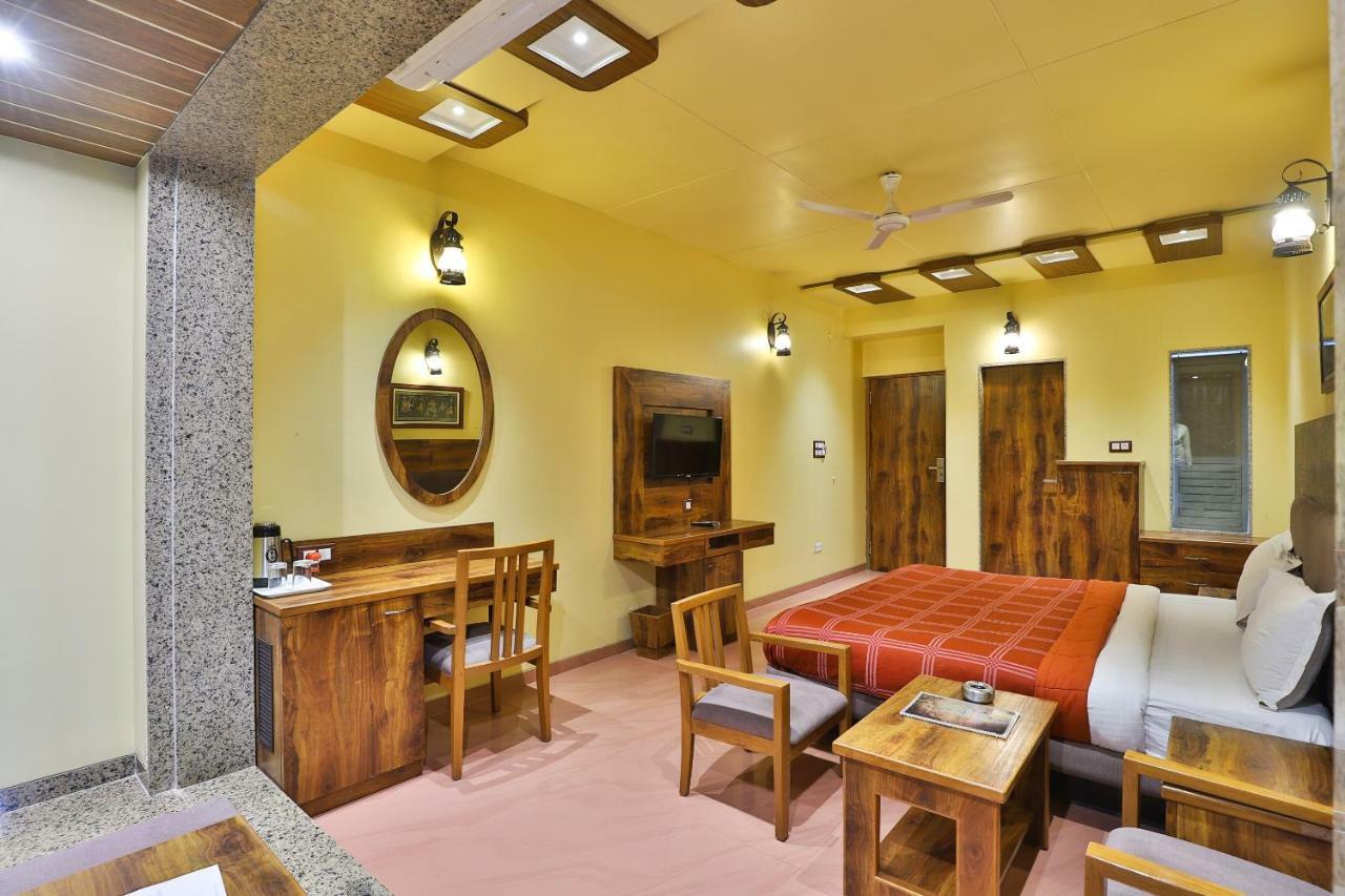 Palette - Hotel Ocean Inn Daman Bagian luar foto