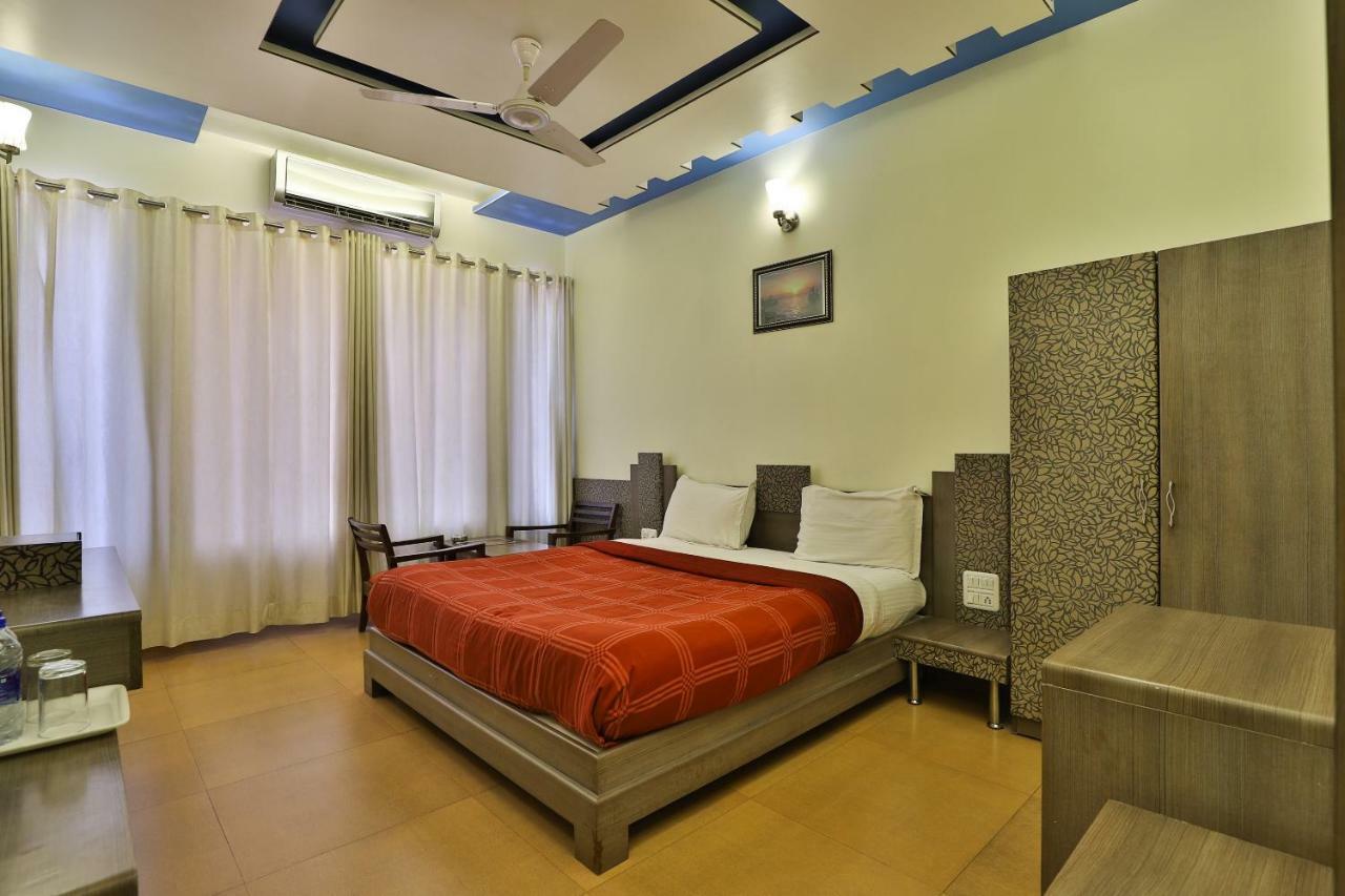 Palette - Hotel Ocean Inn Daman Bagian luar foto